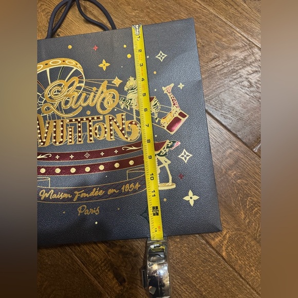 Louis Vuitton 2024 Holiday Shopping Bag - Picture 2 of 3